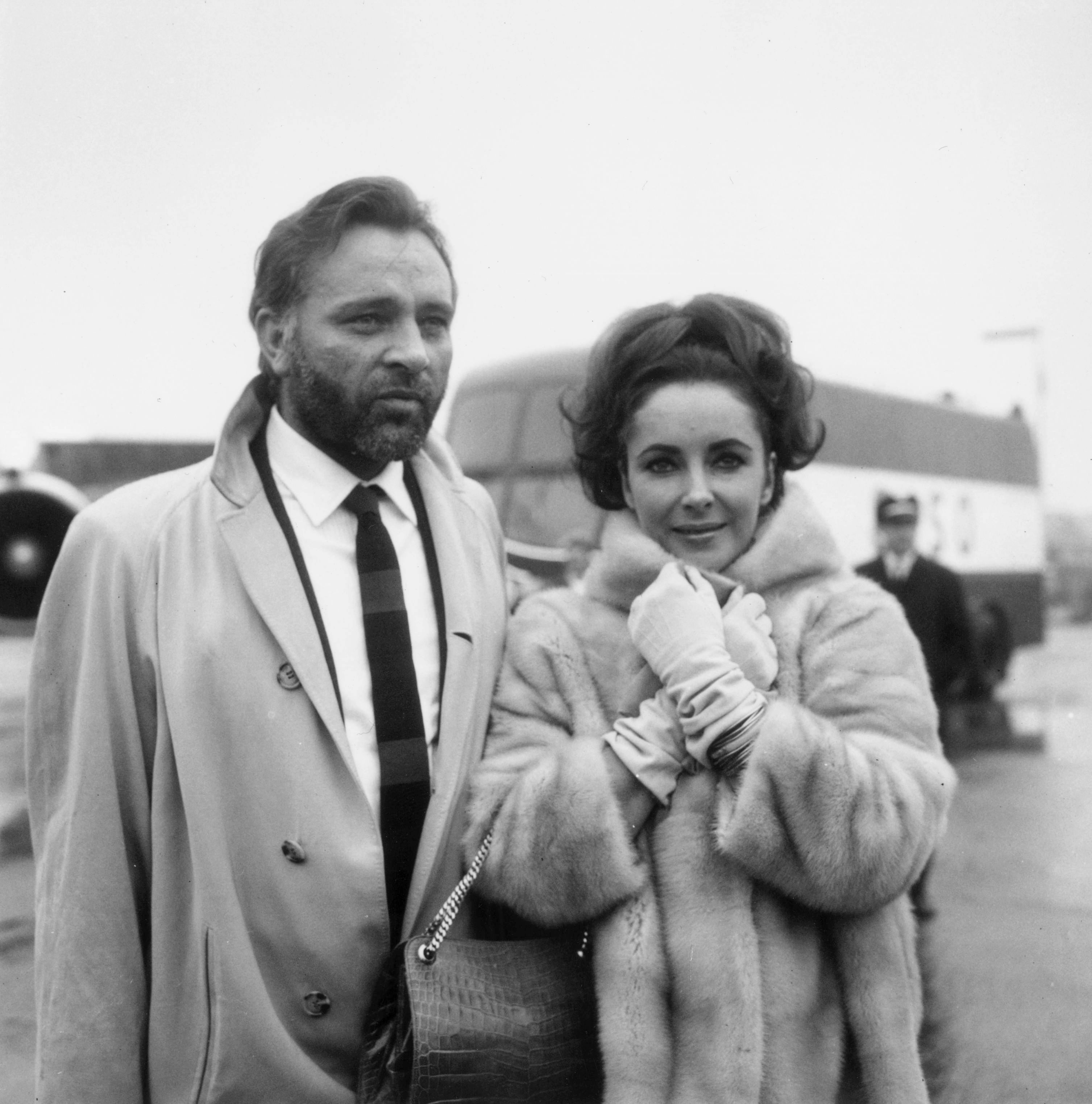 Richard Burton and Elizabeth Taylor at London Airport. February 1, 1966 | Photo: GettyImages