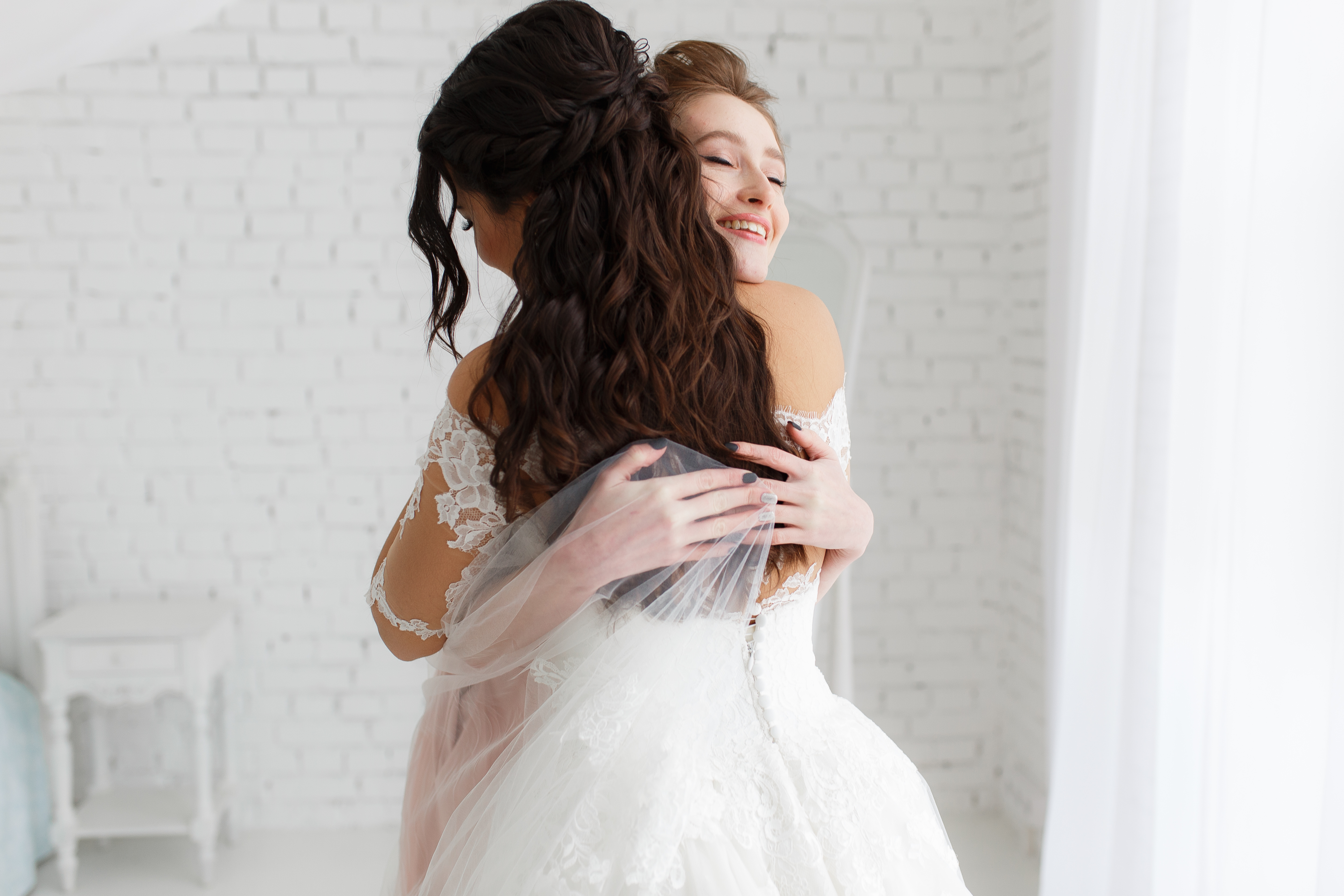 A bride hugging maid of honor | Source: Getty Images