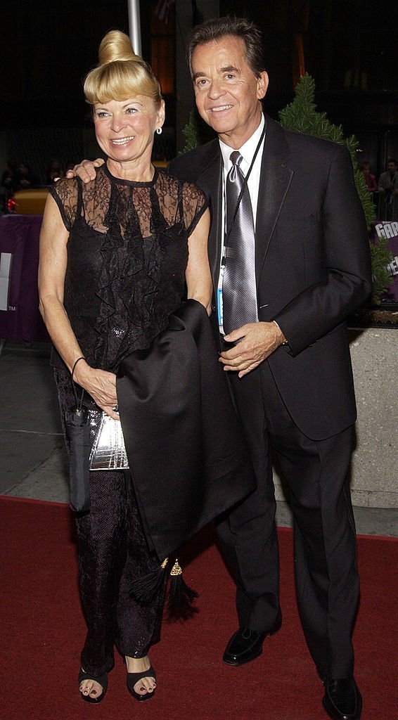 Dick Clark and his wife Kari Wigton arrive on May 17, 2002 for the 29th Annual Daytime Emmy Awards | Photo: GettyImages