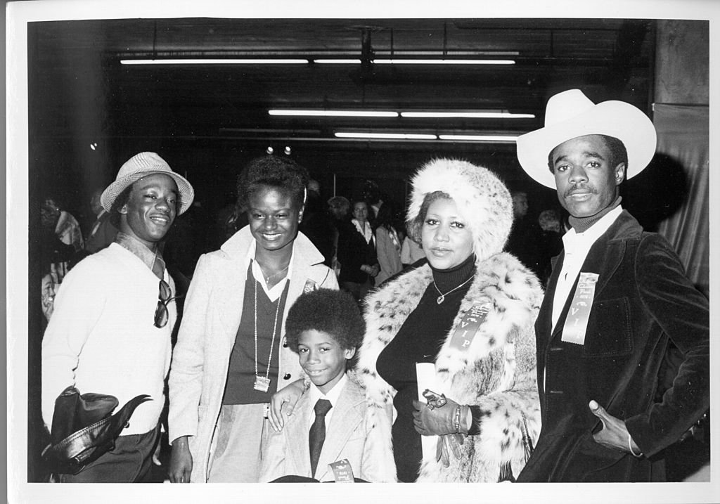La chanteuse soul Aretha Franklin (deuxième à partir de la droite) assiste à la Parade de Noël d'Hollywood avec son mari, l'acteur Glynn Turman et son fils Kecalf Franklin en décembre 1978 à Hollywood, Californie. | Photo : Getty Images