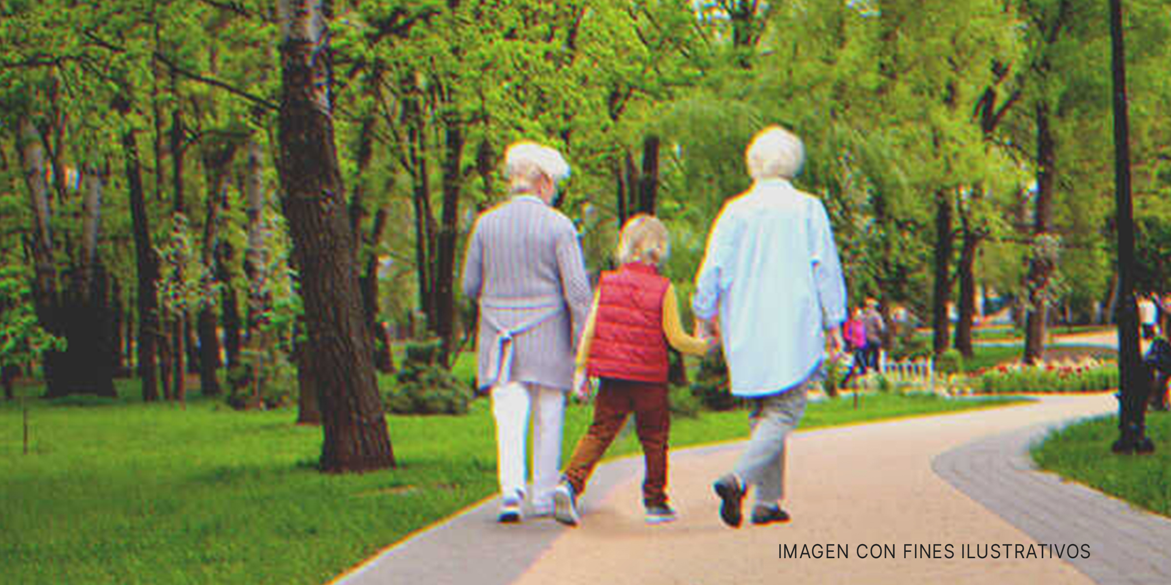 Dos señoras mayores con un niño. | Foto: Shutterstock