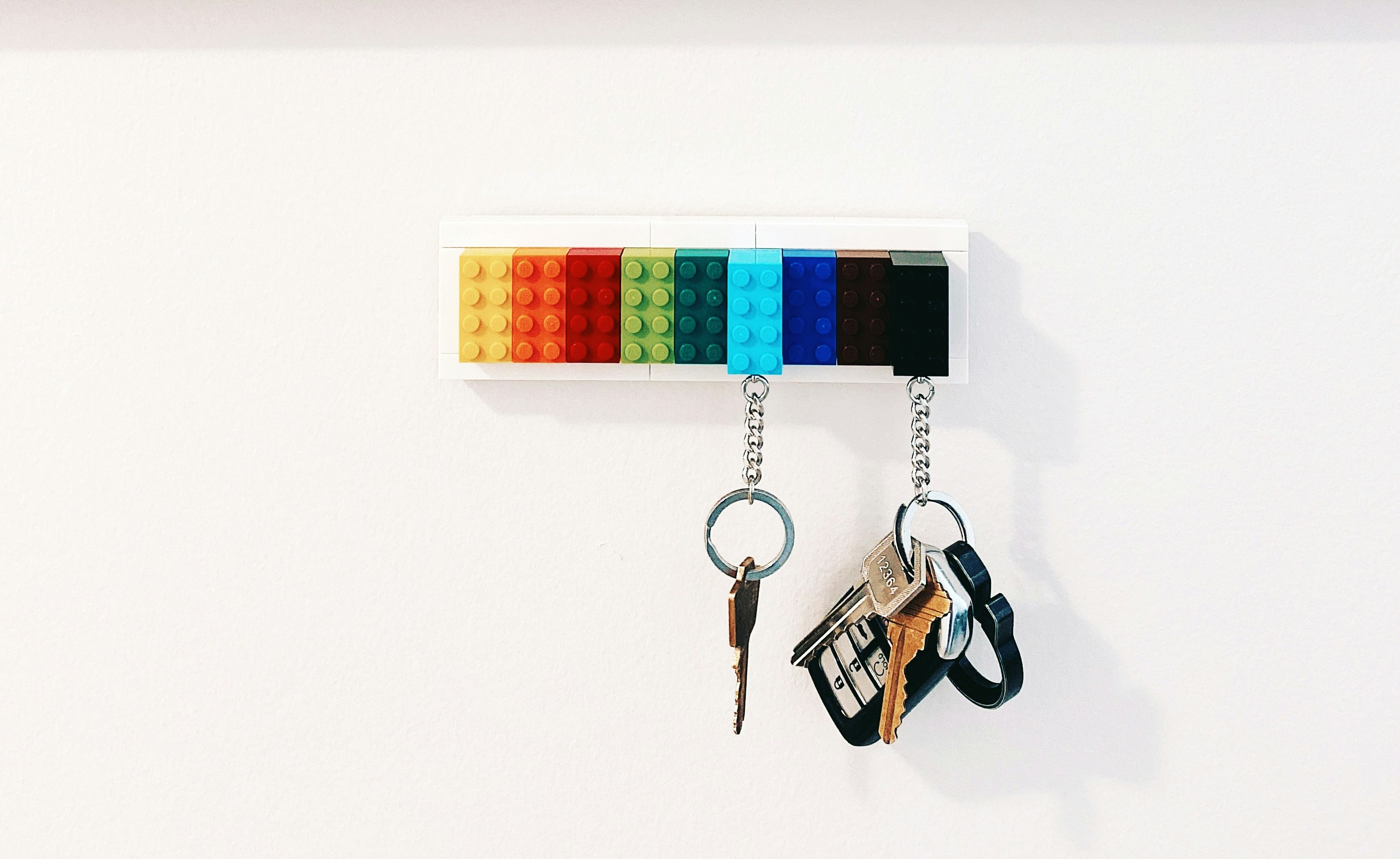 Car keys hanging on a hook | Source: Unsplash