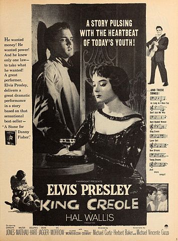 Publicité pour "King Creole" avec Carolyn Jones et Elvis Presley. | Source : Wikimedia Commons.