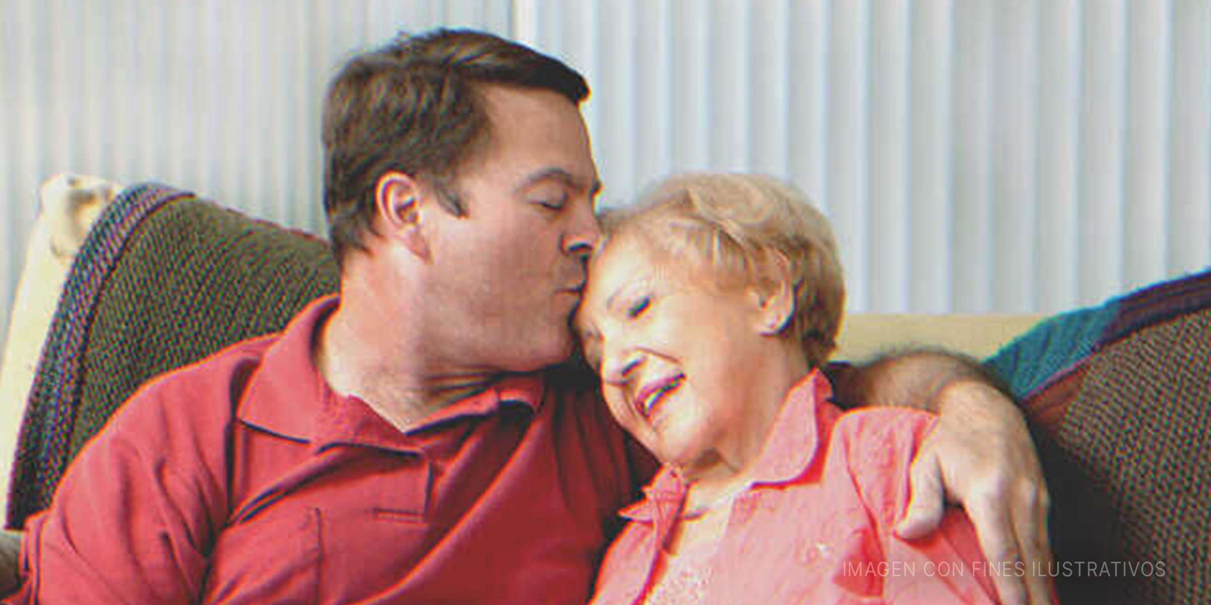 Hombre besando a mujer mayor de forma maternal en la frente | Foto: Shutterstock