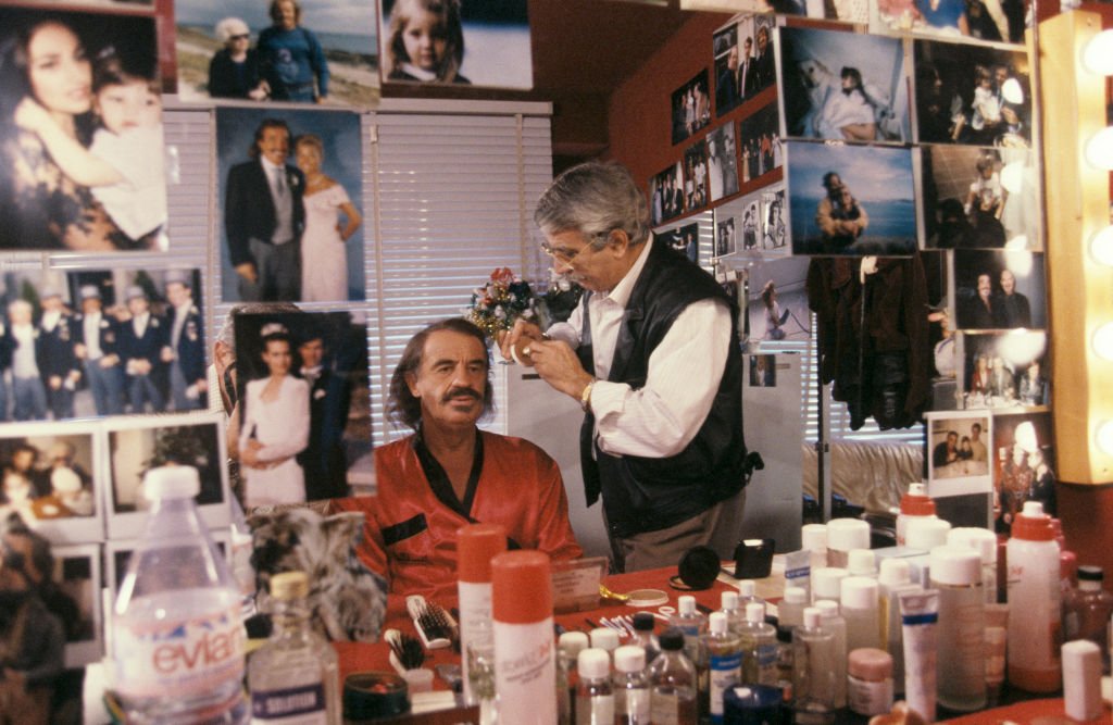 Charly Koubesserian en train de maquiller Jean-Paul Belmondo le 31 décembre 1990. | Photo : Getty Images