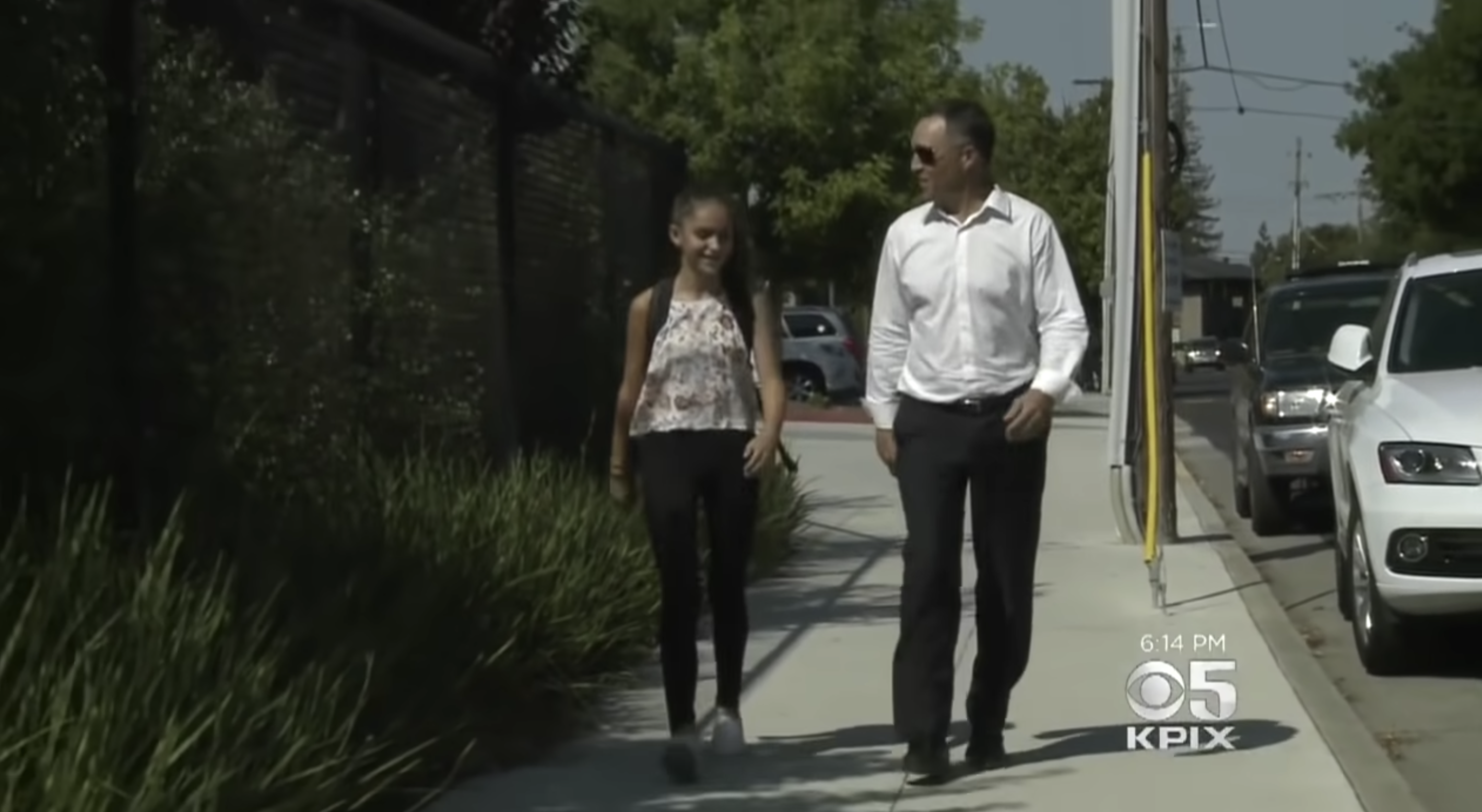 Demetra Alarcon, 13, walking to school with her dad, Tony Alarcon, as seen in a video dated September 13, 2017 | Source: youtube.com/cbssf