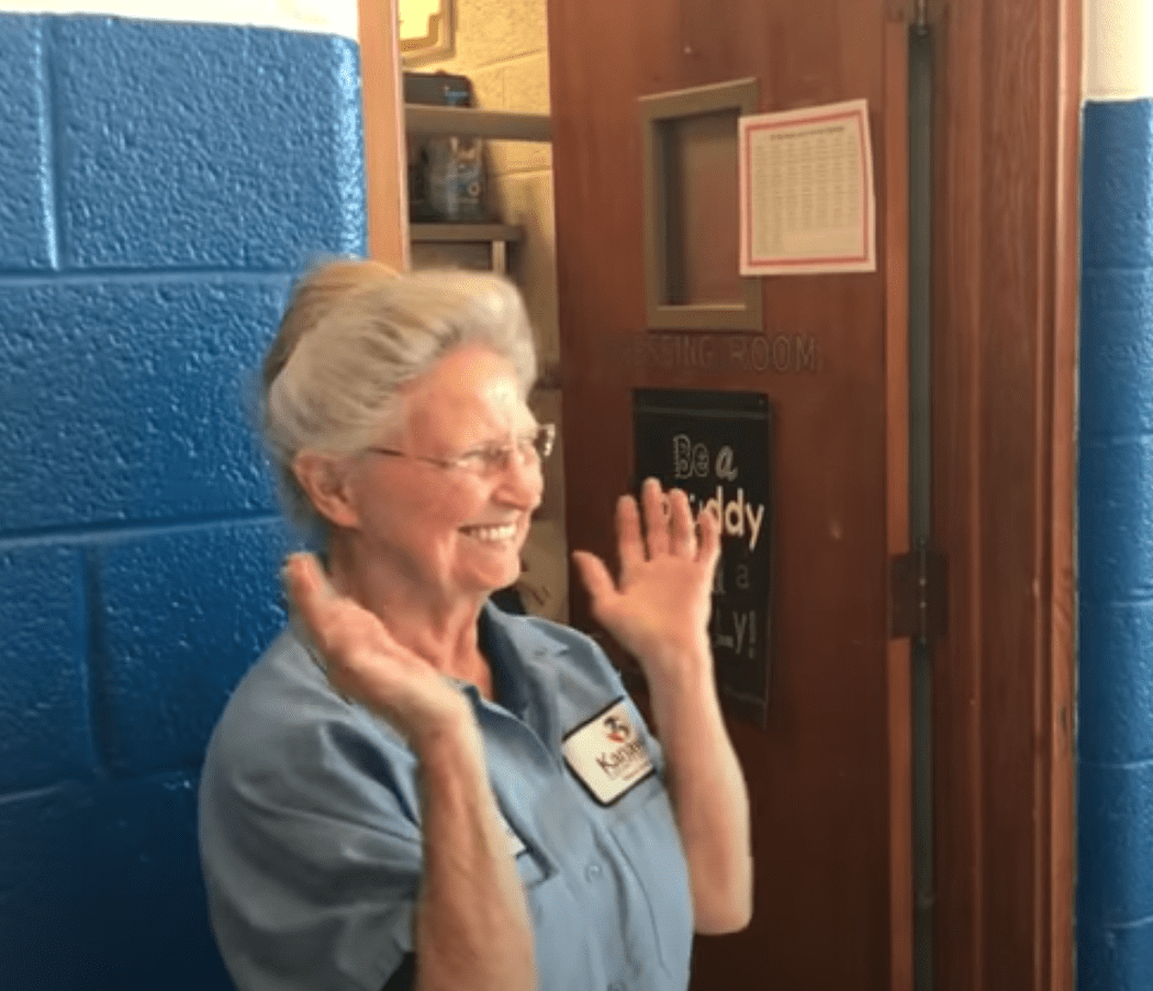 Die Schule schmeißt eine Überraschungsgeburtstagsfeier für ihre Hausmeisterin, Frances Buzzard | Quelle: Youtube/Charleston Gazette-Mail