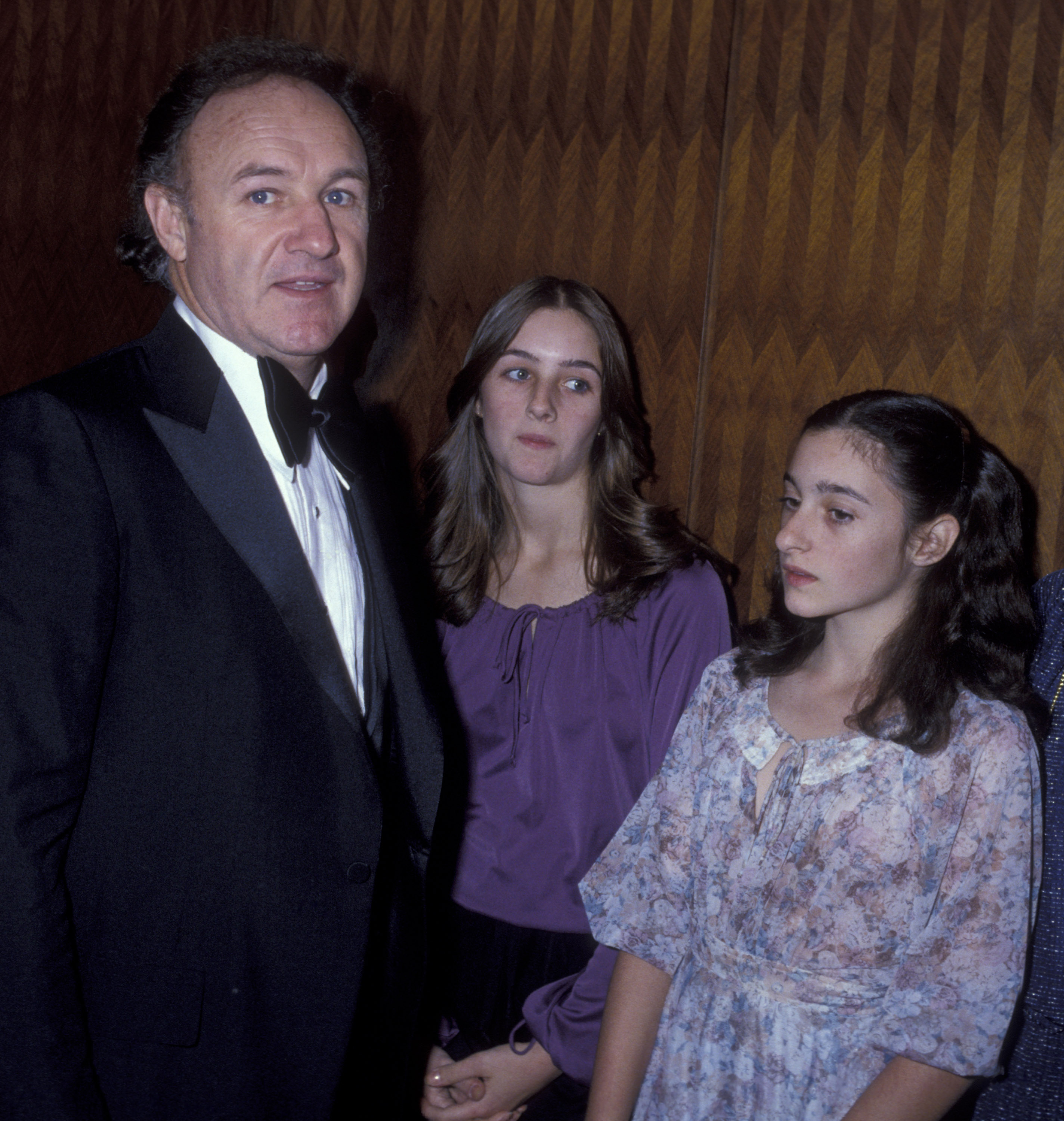 Gene Hackman and daughters Elizabeth Hackman and Leslie Hackman on December 10, 1978 | Sources: Getty Images