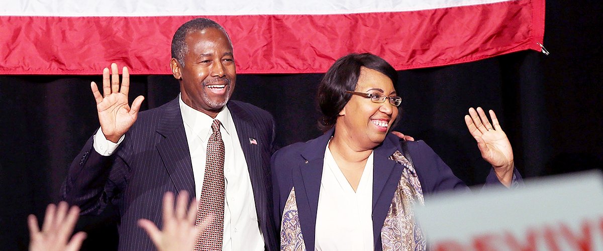 Dr. Ben Carson and his wife Candy during campaign rally on September 22, 2015 | Photo: Getty Images