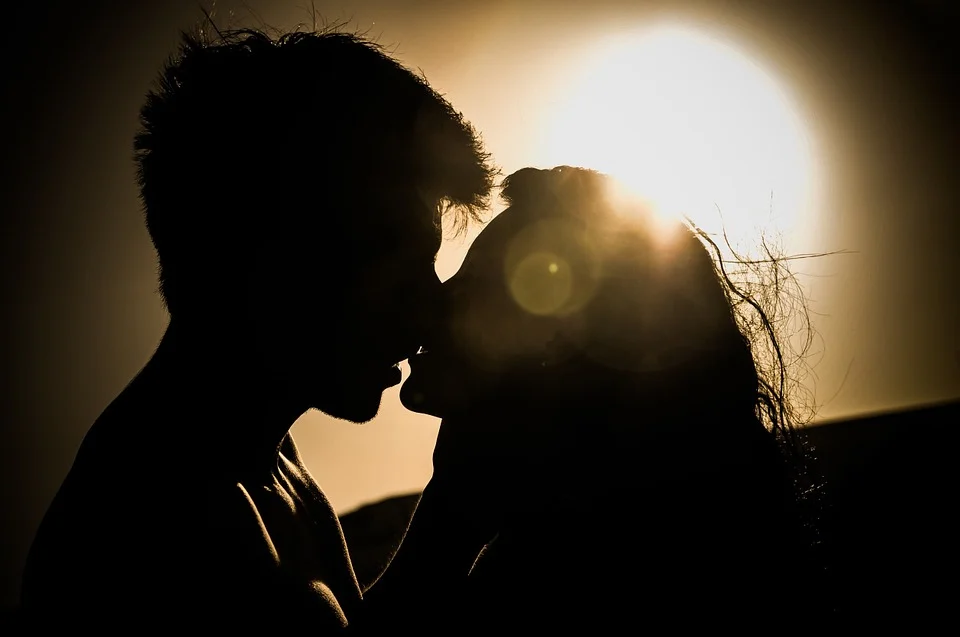 Couple kissing ! Source: Pixabay