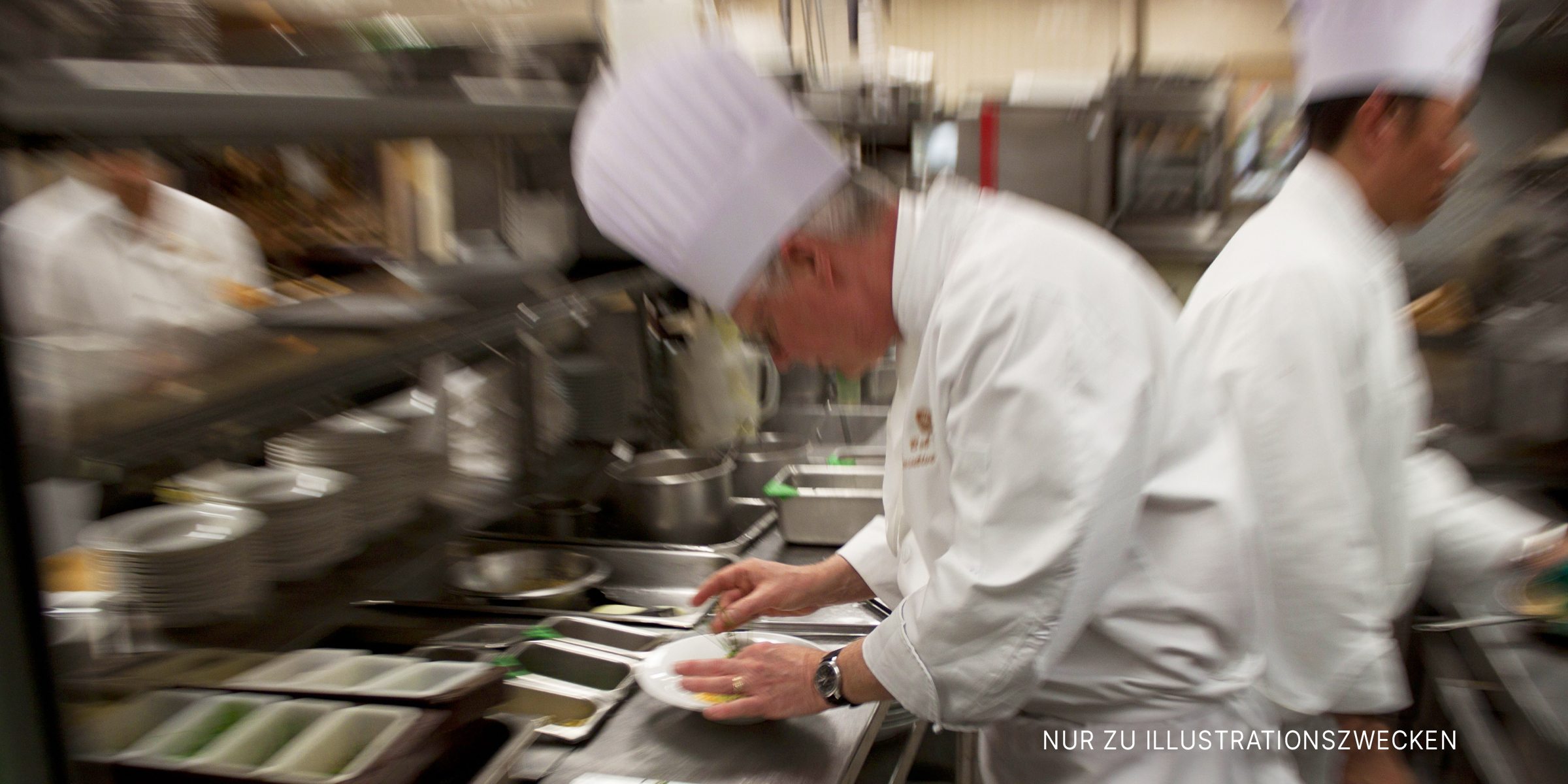 Köche beim Kochen in der Küche | Quelle: Flickr