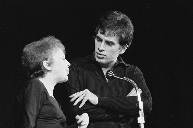 Edith Piaf with husband Théo Sarapo in 1962 on stage in Paris | Source: Wikimedia