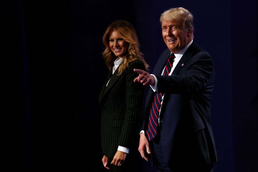 US-Präsident Donald Trump und First Lady Melania Trump auf der Bühne nach der ersten Präsidentendebatte zwischen Trump und dem demokratischen Präsidentschaftskandidaten Joe Biden (Foto von Win McNamee) | Quelle: Getty Images US-Präsident Donald Trump und First Lady Melania Trump auf der Bühne nach der ersten Präsidentendebatte zwischen Trump und dem demokratischen Präsidentschaftskandidaten Joe Biden (Foto von Win McNamee) | Quelle: Getty Images