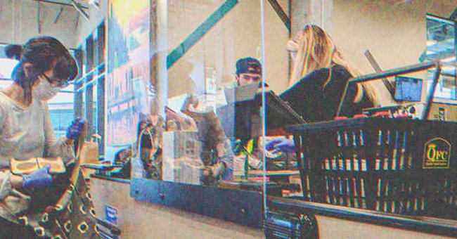 Personas cerca del mostrador de una caja en un supermercado. | Foto: Shutterstock