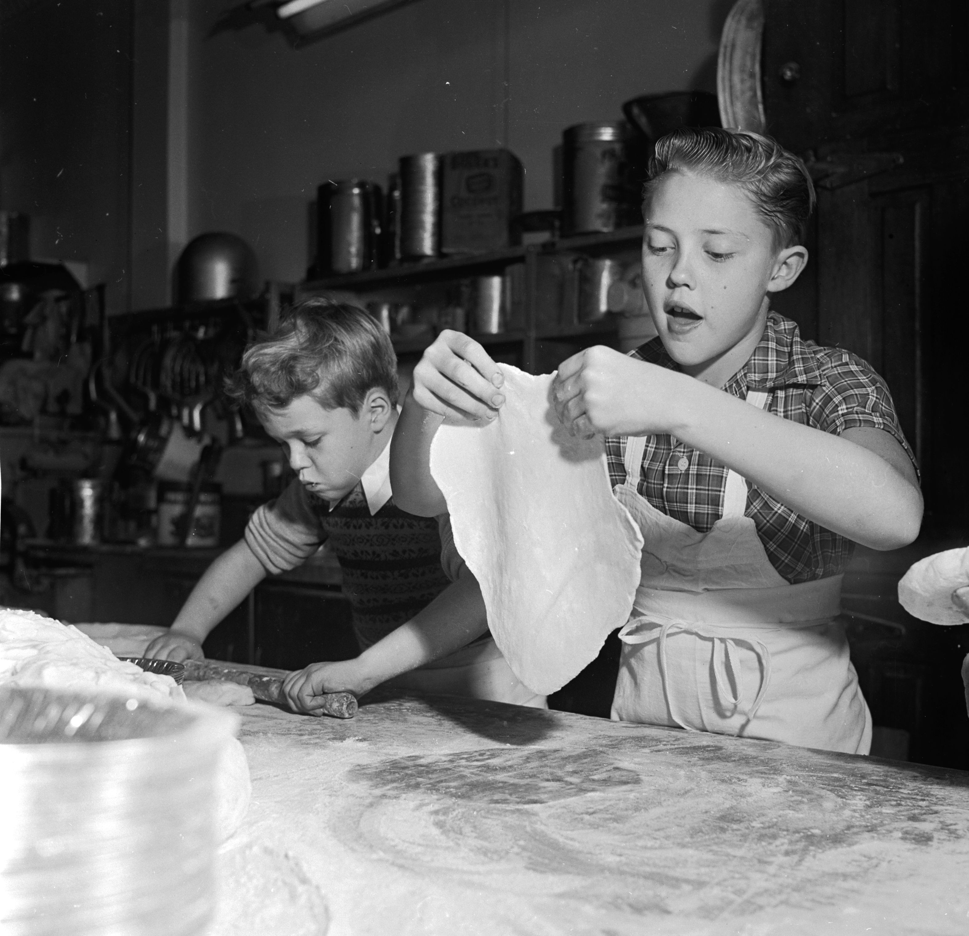 Glenn und Christopher Walken rollen 1955 den Teig in der Bäckerei ihres Vaters aus | Quelle: Getty Images