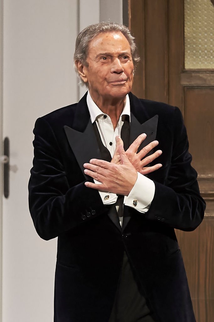 El actor español Arturo Fernández celebra su 89 cumpleaños en el escenario durante la obra de teatro 'Alta Seduccion' en el Teatro Amaya el 21 de febrero de 2018 en Madrid, España. | Imagen: Getty Images