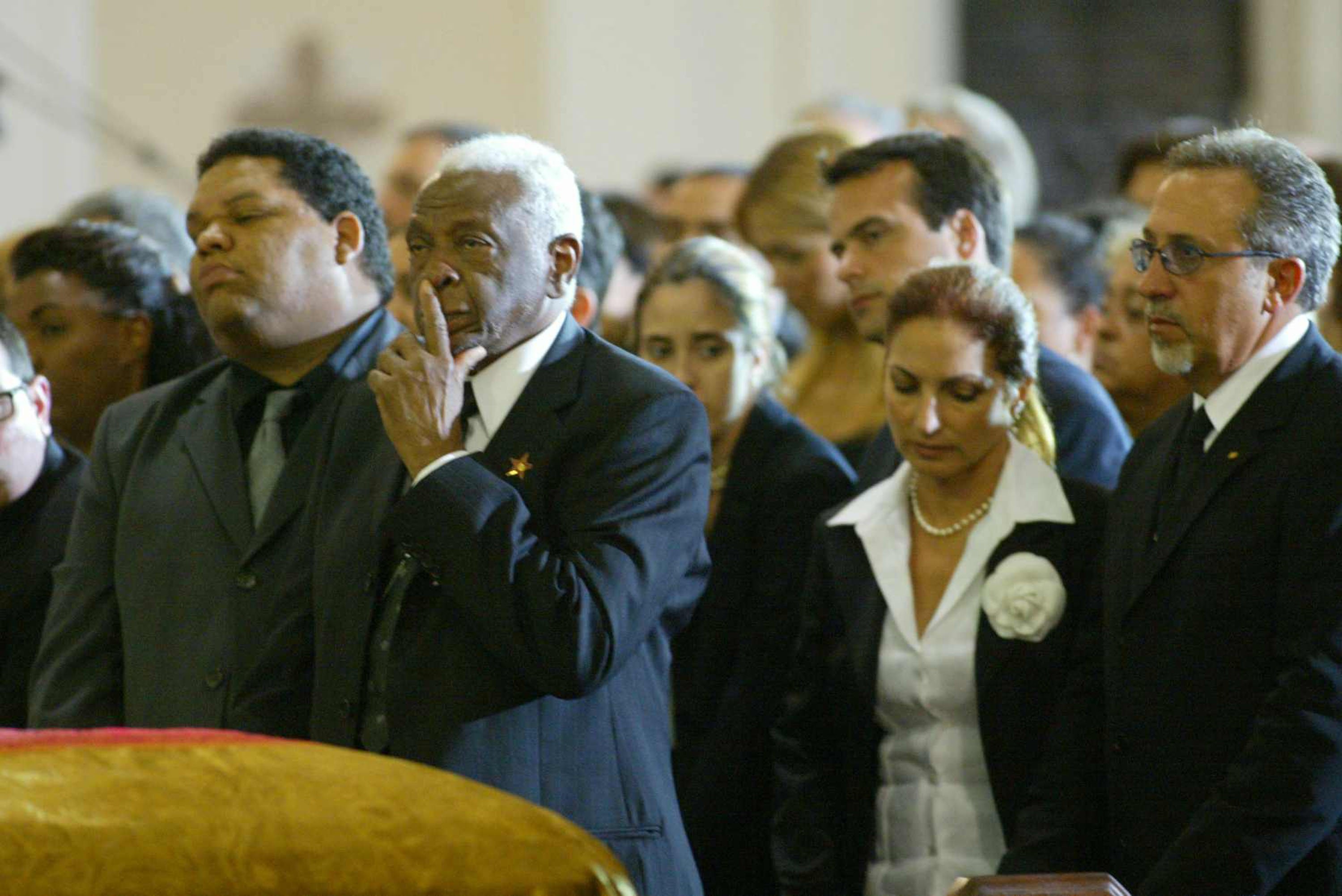 Pedro Knight, viudo de Celia Cruz, junto a asistentes al velorio de su difunta esposa en la iglesia católica Gesu, en Miami, 19 de julio de 2003 || Fuente: Getty Images Pedro Knight, viudo de Celia Cruz, junto a asistentes al velorio de su difunta esposa en la iglesia católica Gesu, en Miami, 19 de julio de 2003 || Fuente: Getty Images