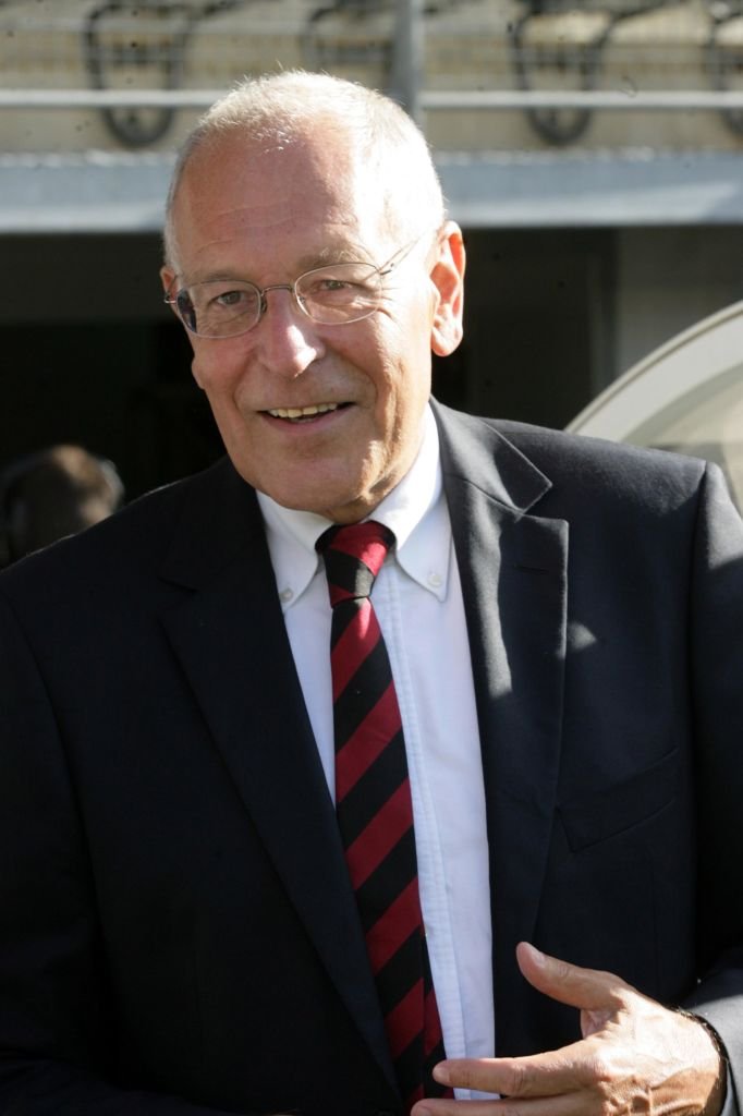 L'ex-PDG de TF1 Patrick Le Lay assiste au match entre Saint-Étienne contre Rennes, 3e journée de la ligue 1, 21 août 2010. | Photo : Getty Images L'ex-PDG de TF1 Patrick Le Lay assiste au match entre Saint-Étienne contre Rennes, 3e journée de la ligue 1, 21 août 2010. | Photo : Getty Images