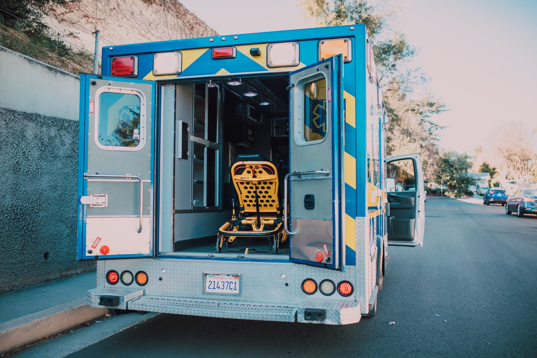Ambulancia con la puerta trasera abierta. | Foto: Pexels