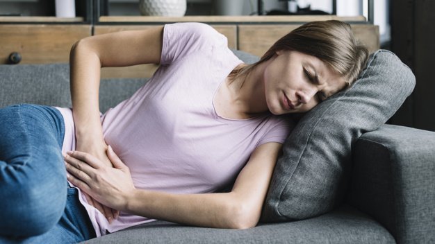 Frau mit Unterleibsschmerzen - Foto: Freepik