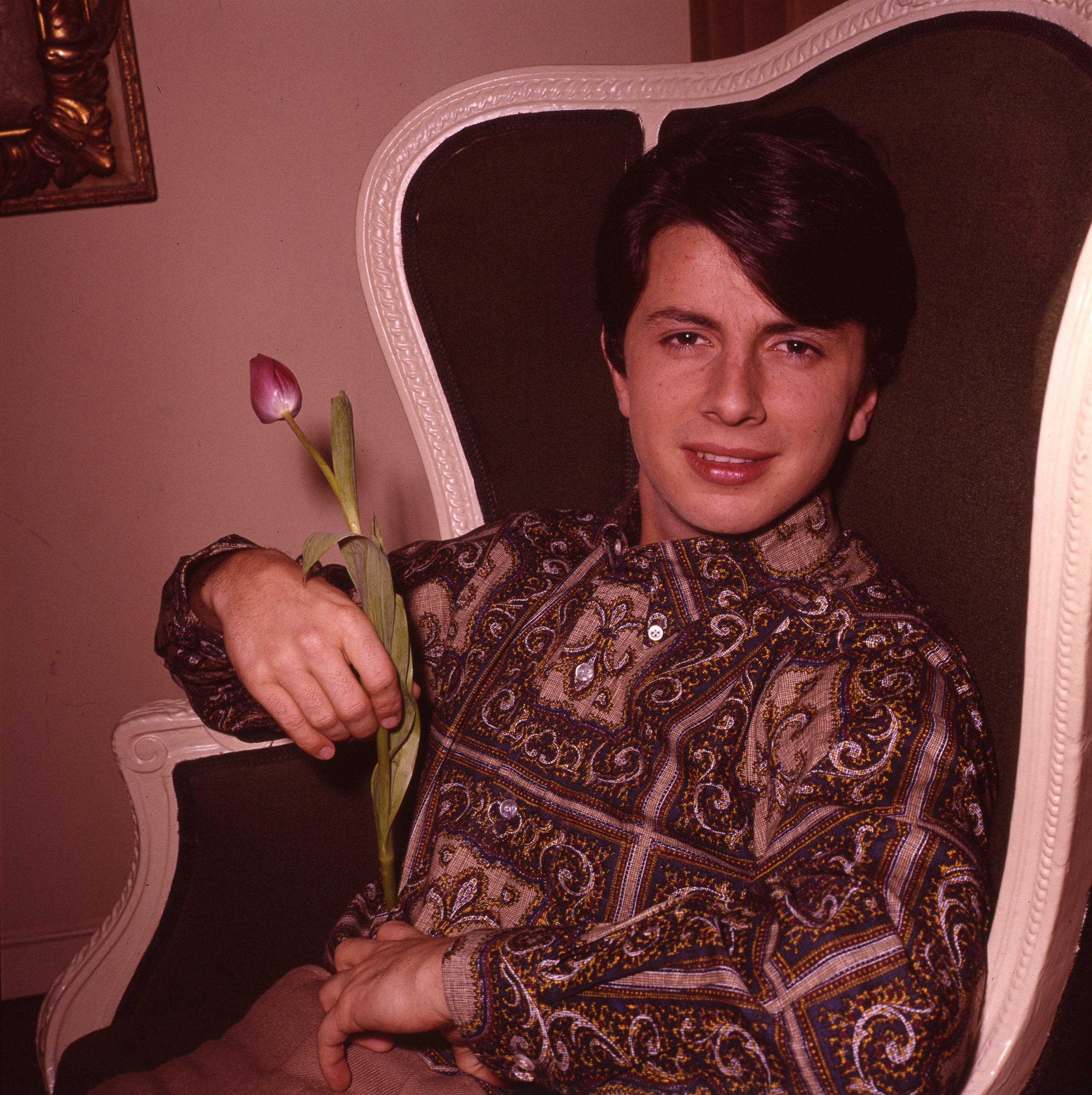 French pop singer Hervé Vilard, portrait with a tulip, Hamburg, Germany, approx.  1967. І Sources: Getty Images