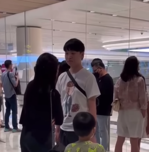 Die Ehefrau konfrontiert ihren Mann vor ihrem Sohn. | Quelle: youtube.com/@SingaporeIncidentsChannel