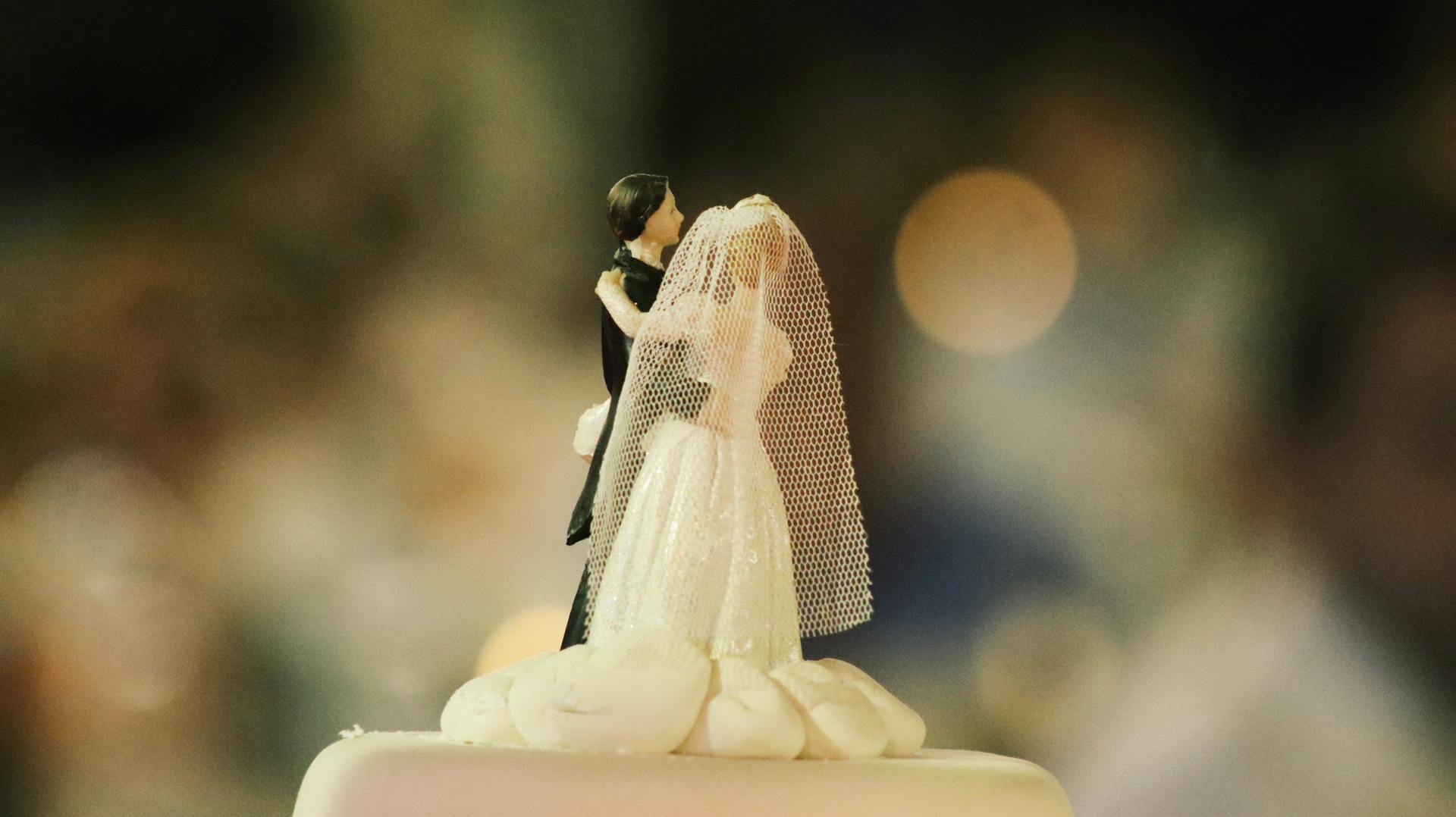 Een bruid en bruidegom als taarttopper op een bruidstaart | Bron: Pexels