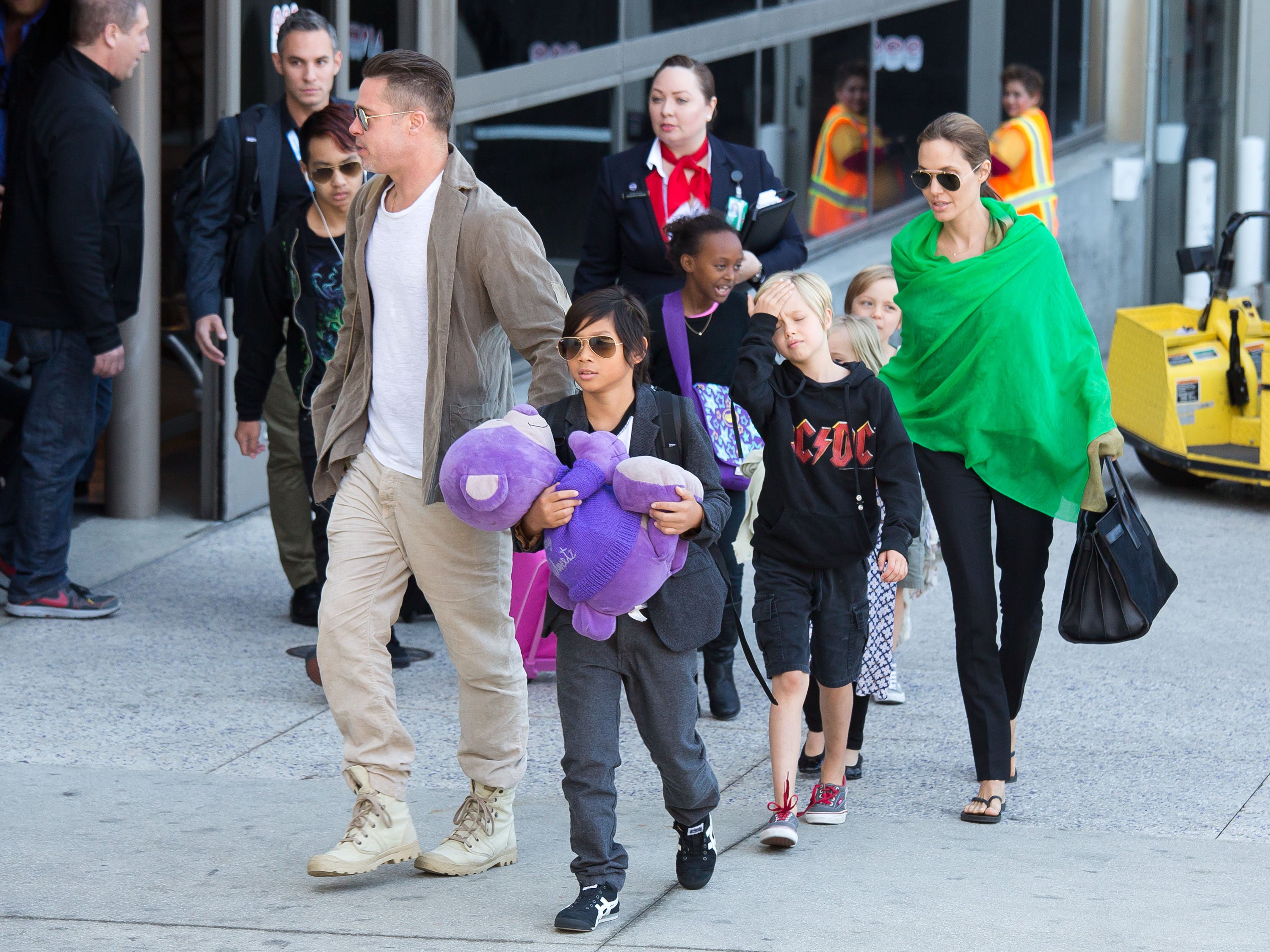 Brad Pitt und Angelina Jolie nach der Landung am Los Angeles International Airport mit ihren Kindern Pax, Maddox, Shiloh, Zahara, Vivienne und Knox Jolie-Pitt am 5. Februar 2014 in Kalifornien | Quelle: Getty Images