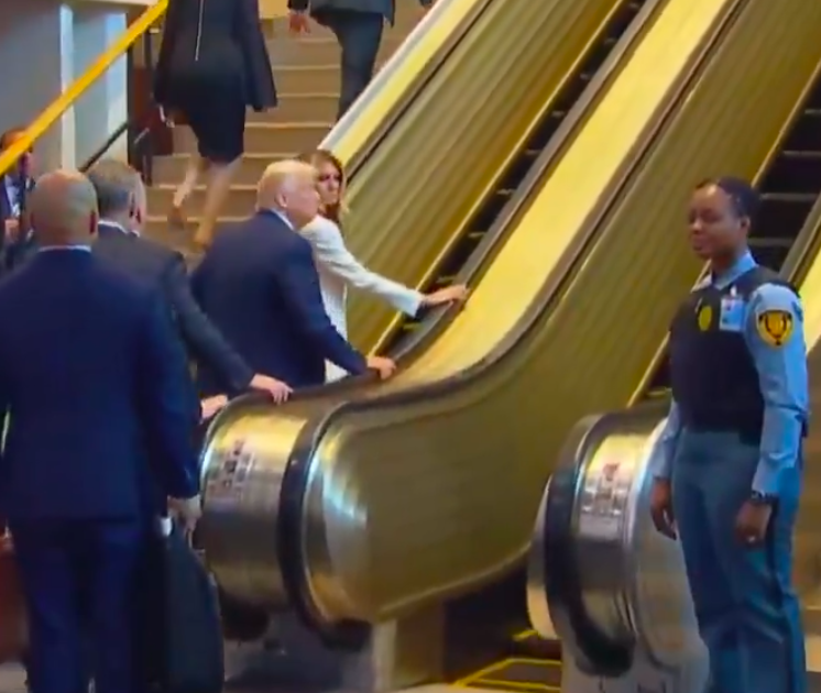 Melania and Donald Trump glancing back after the escalator stopped. | Source: X/@Cachoperiodista