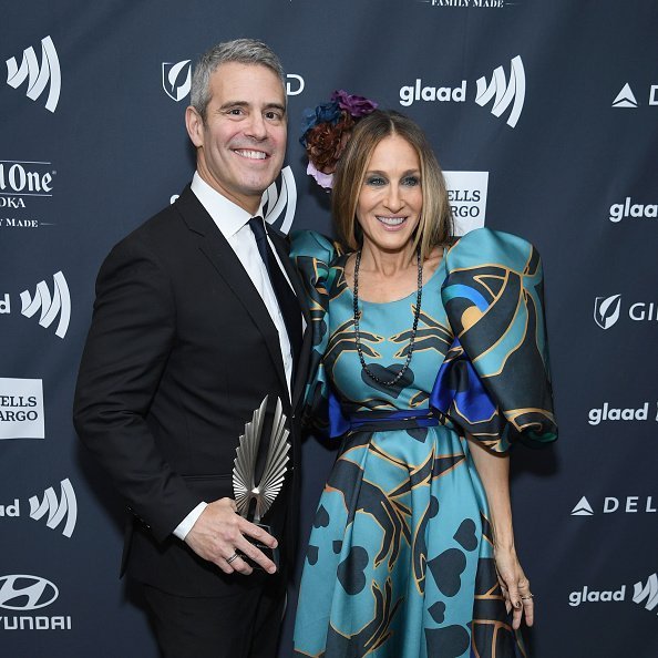 Andy Cohen and Sarah Jessica Parker pose backstage during the 30th Annual GLAAD Media Awards New York at New York Hilton Midtown on May 4, 2019 | Photo: Getty Images