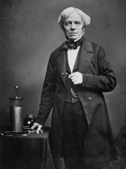 El científico inglés Michael Faraday (1791-1867) con algunos de sus equipos. | Fuente: Getty Images