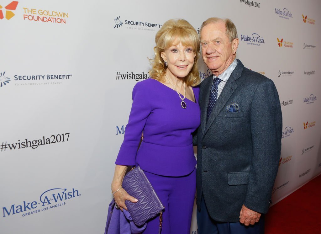 La actriz Barbara Eden y Jon Eicholtz en la Gala Make a Wish 2017 el 9 de noviembre de 2017. | Foto: Getty Images