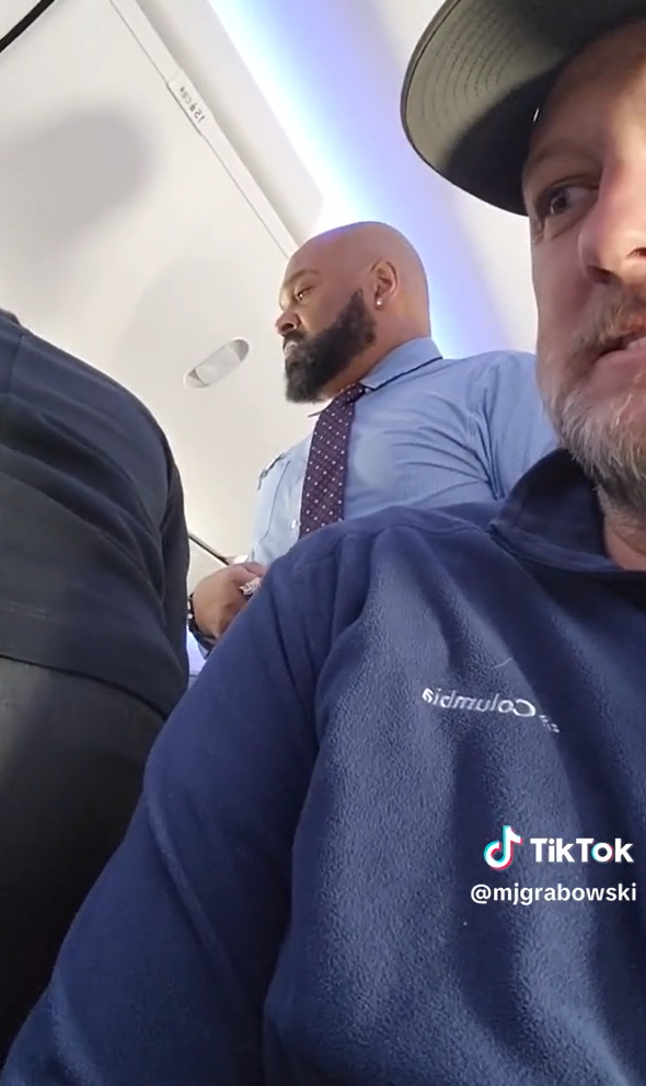 Ein Mann amüsiert sich, während er einen wütenden Passagier aufnimmt, der sich über ein schreiendes Baby auf einem Southwest Airlines-Flug beschwert, während das Flugpersonal versucht, ihn zu beruhigen | Quelle: TikTok/mjgrabowski