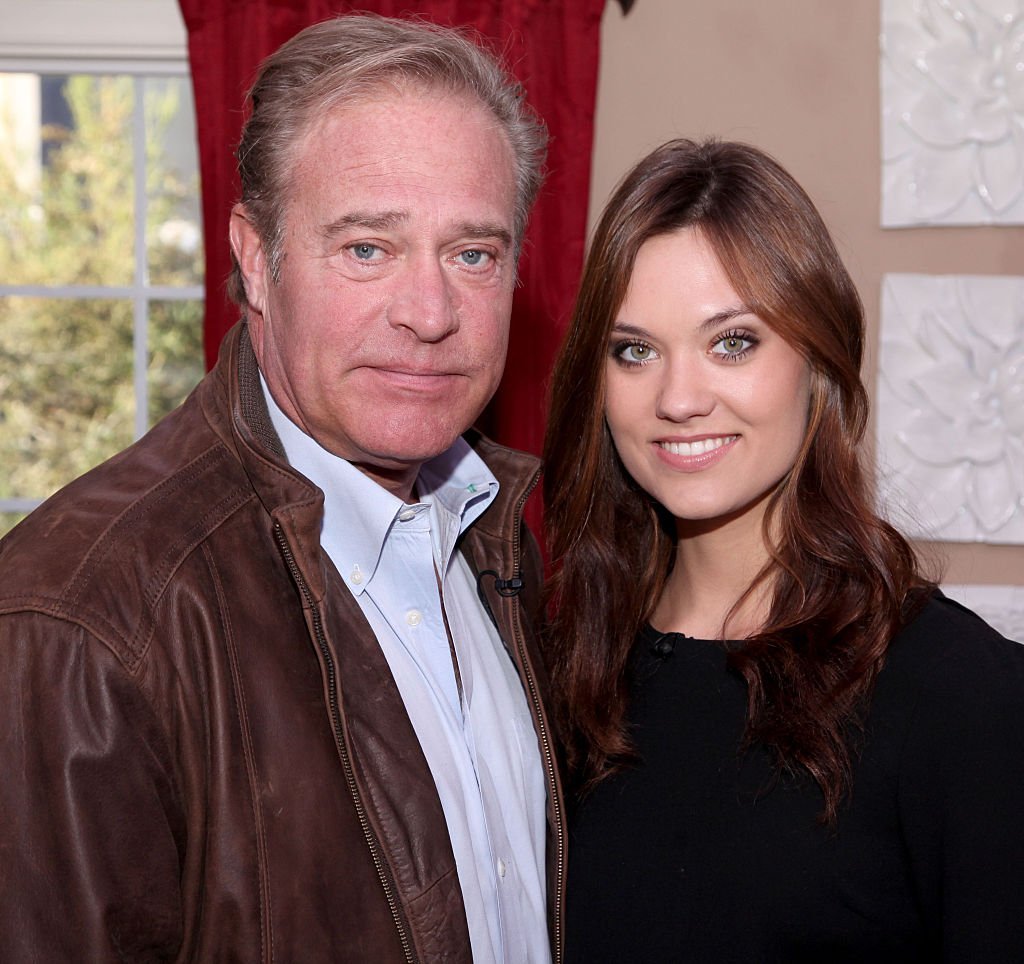  John James and Laura James on the set of "Dynasty" Reunion on "Home & Family" on January 23, 2015 | Photo: GettyImages