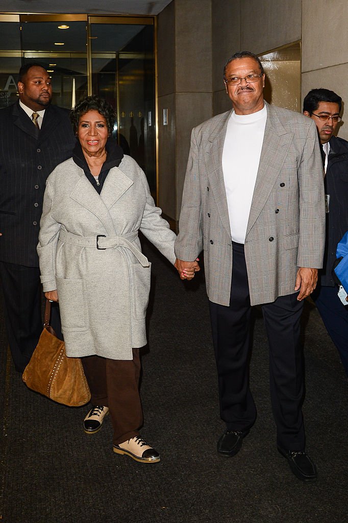Aretha Franklin and Willie Wilkerson leaving the "Today" show in October 2014. | Photo: Getty Images