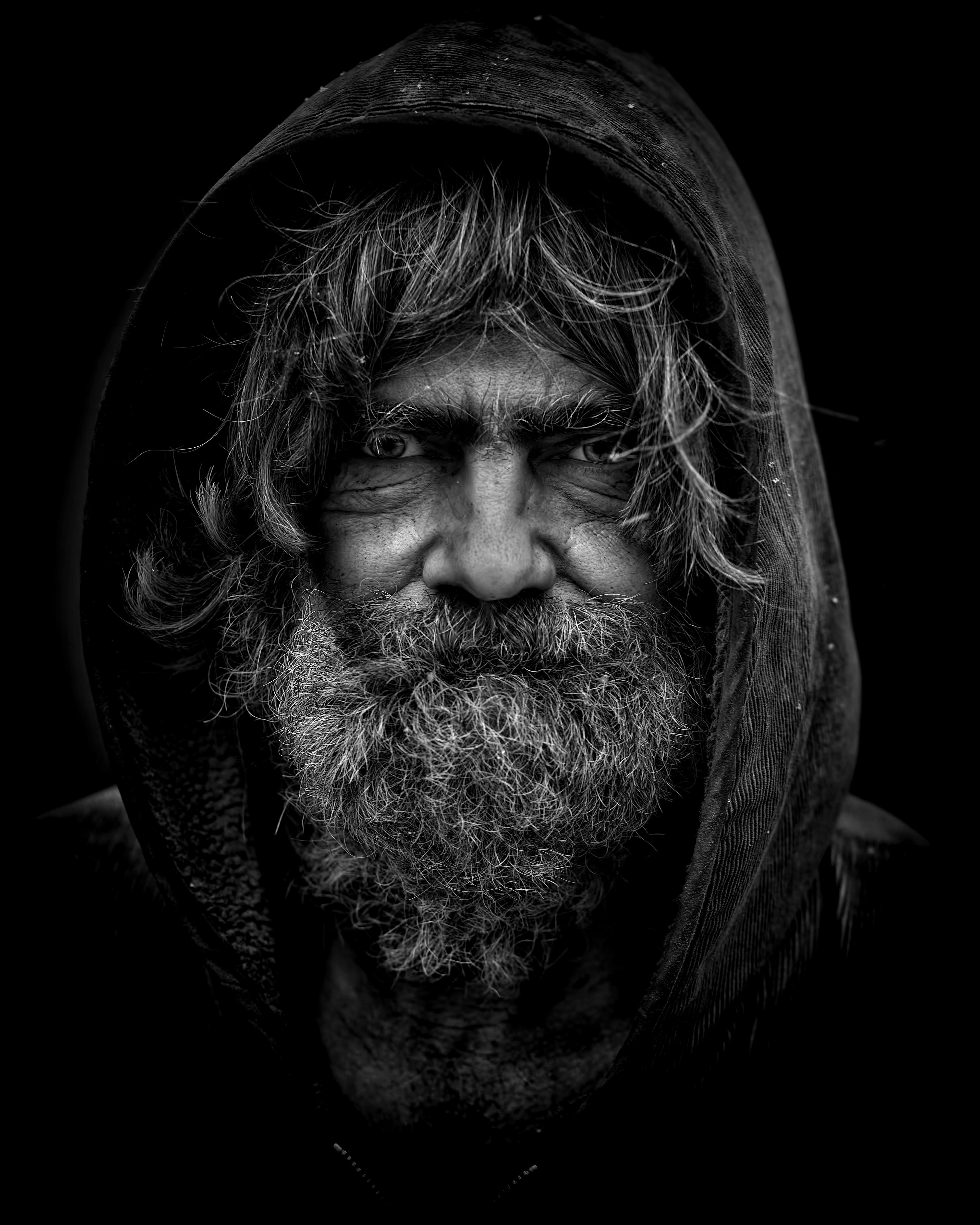 Pictured - An old man with beard wearing a hoodie | Source: Pexels 