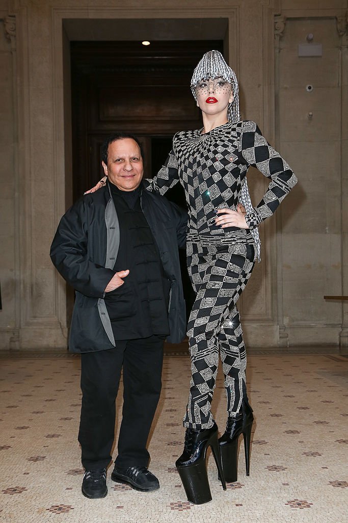 Lady Gaga pose avec le designer Azzedine Alaia au Musée Galliera le 20 janvier 2014 à Paris, France | Source : Getty Images. Lady Gaga pose avec le designer Azzedine Alaia au Musée Galliera le 20 janvier 2014 à Paris, France | Source : Getty Images.