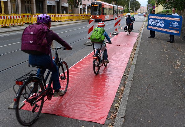 Des élèves sur des vélos, roulent sur une piste spécifiques. |Photo : Getty Images