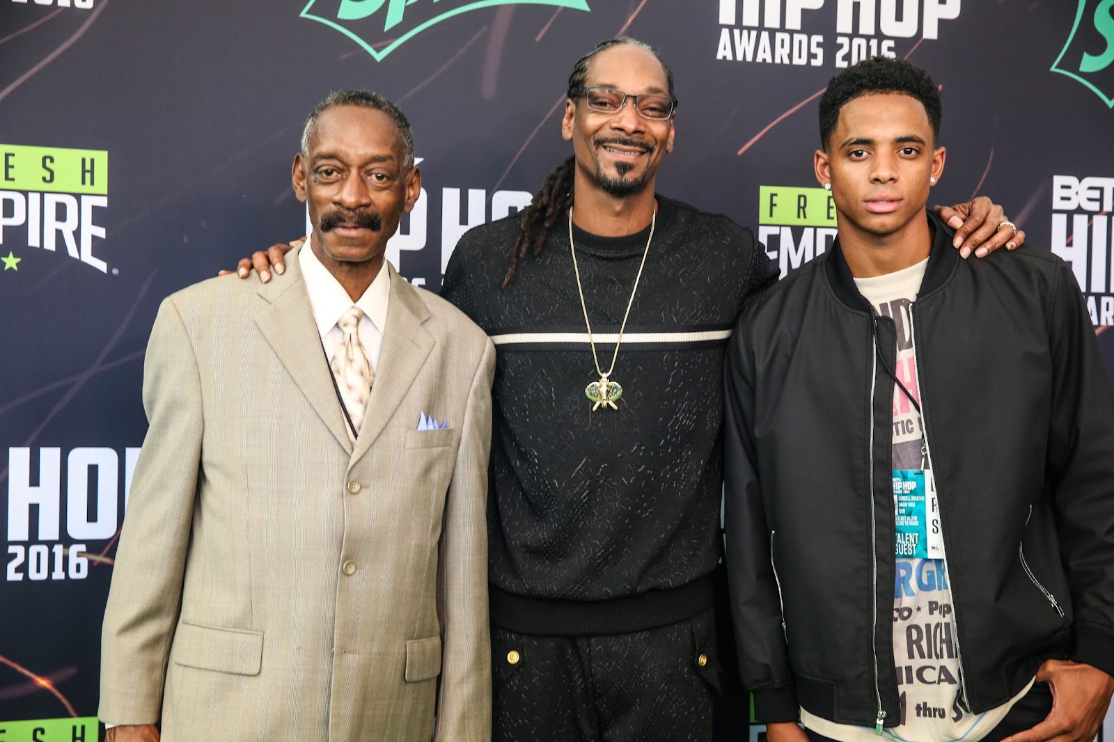 Snoop Dogg with his father and son at the BET Hip Hop Awards on September 17, 2016, in Atlanta, Georgia. | Source: Getty Images