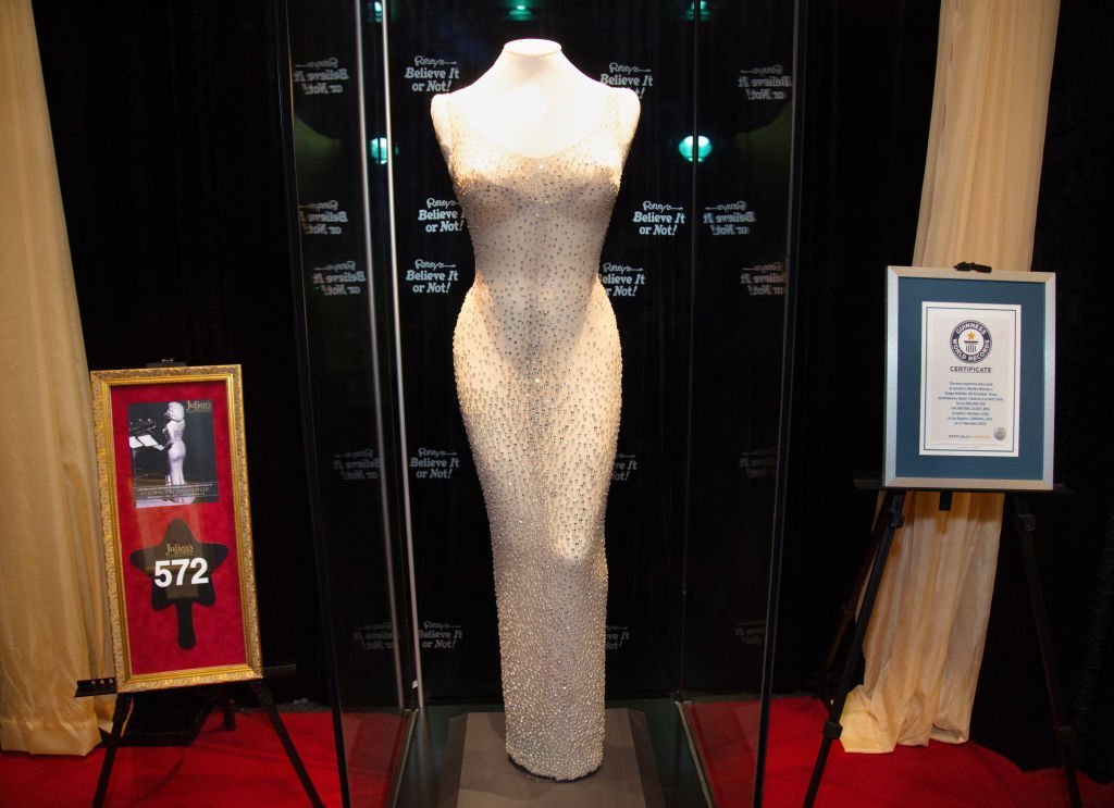 Plan complet de la robe historique du président Kennedy Portée par Marilyn Monroe à "Ripley's Believe It Or Not". | Getty Images