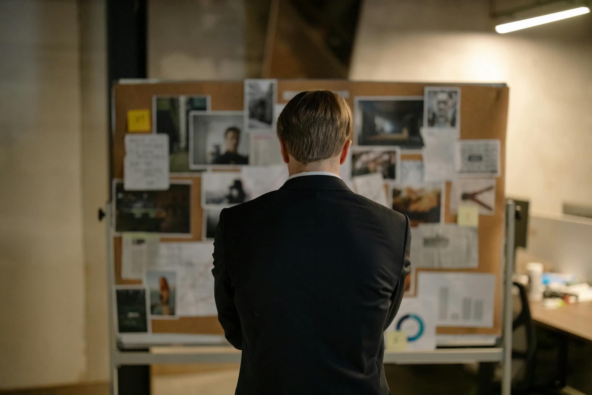 A detective looking at a board | Source: Pexels