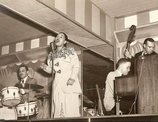 Billie Holiday performing at Club Bali, in Washington, with drummer Al Dunn, and pianist Bobby Tucker | Source: Wikimedia Commons/ Public Domain