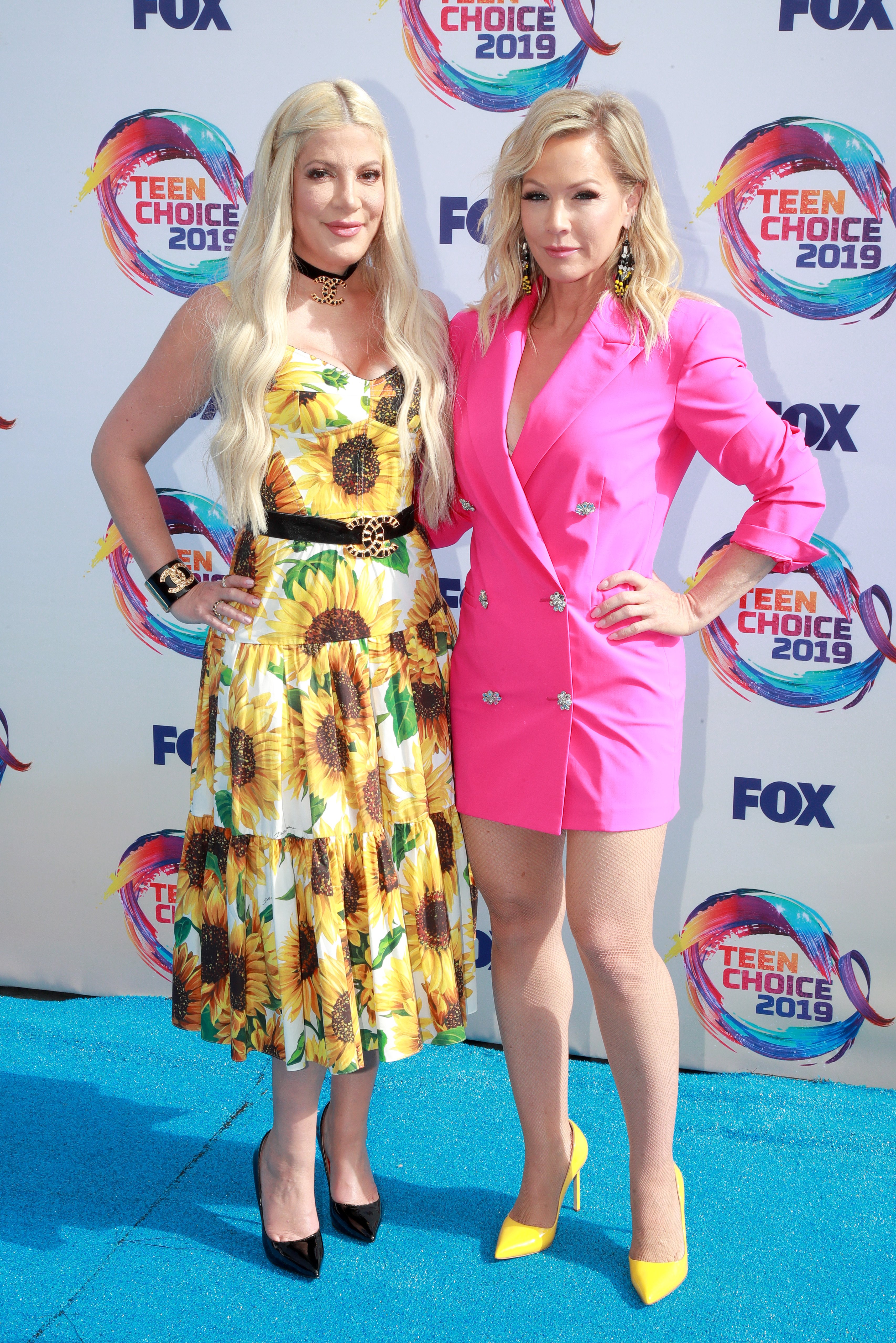 Tori Spelling and Jennie Garth attend FOX's Teen Choice Awards 2019 on August 11, 2019, in Hermosa Beach, California. | Source: Getty Images.