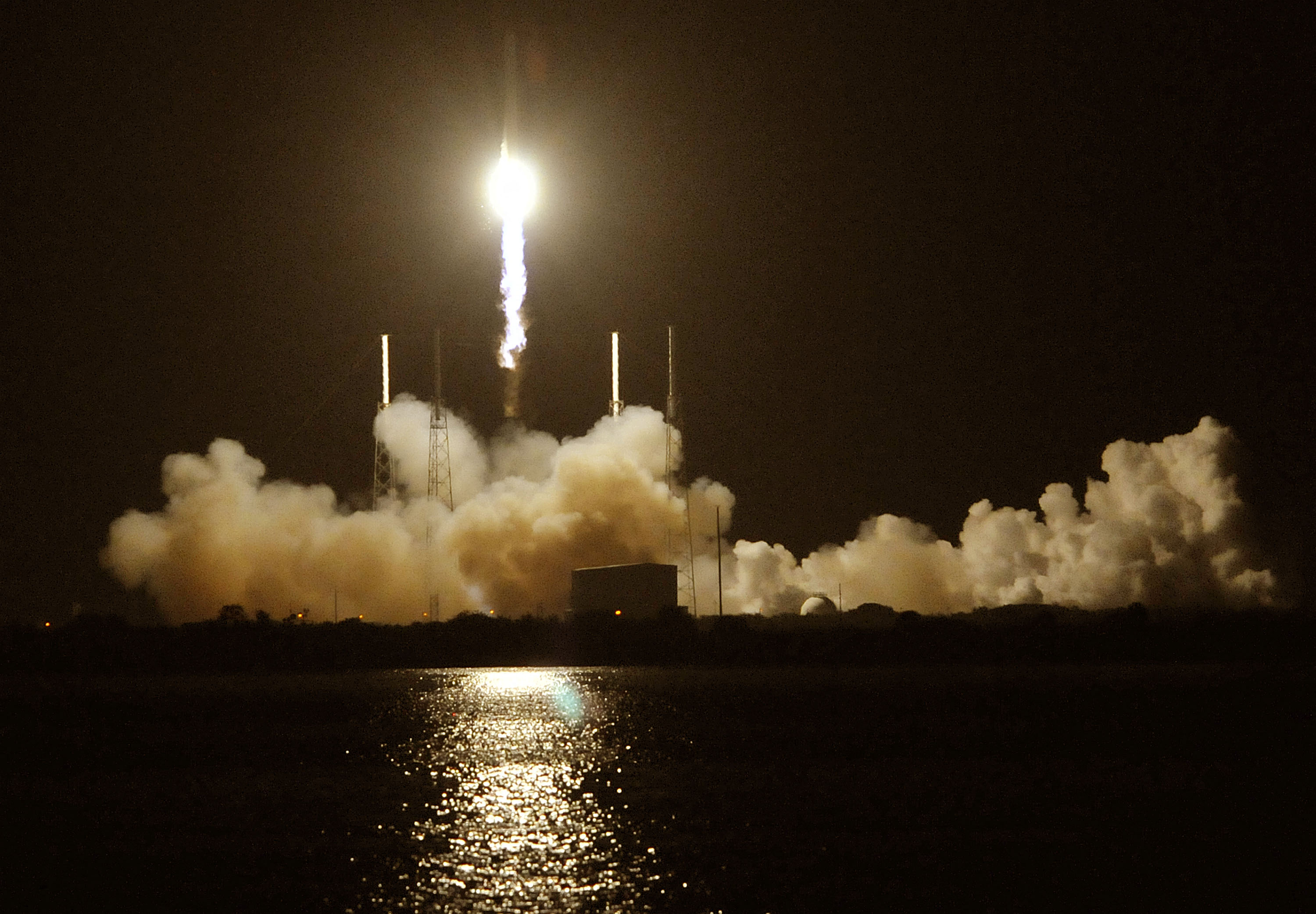 SpaceX's Falcon 9 rocket blasts off on October 7, 2012 | Source: Getty Images