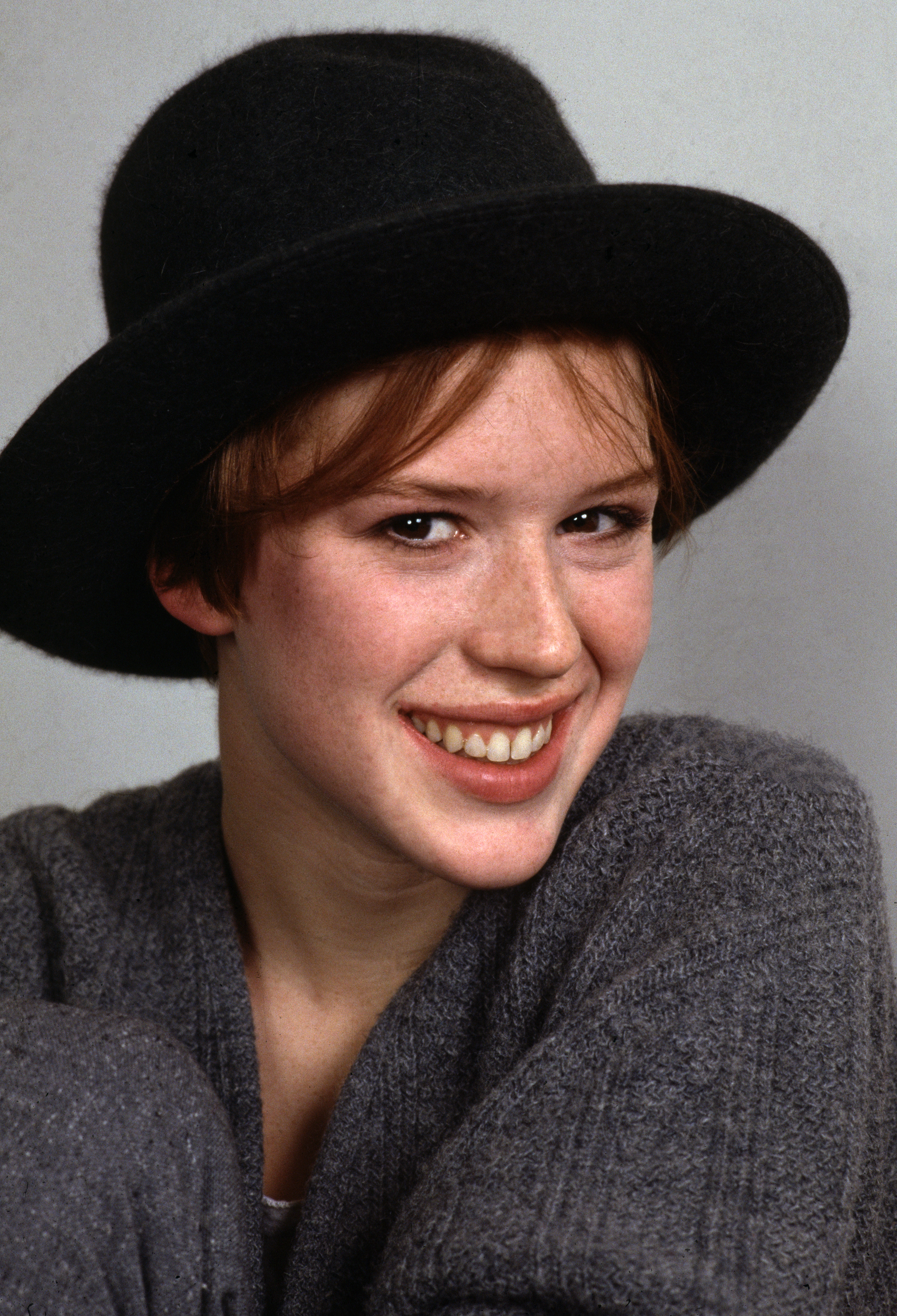 Molly Ringwald posing during a portrait session, on January 30, 1985, in Los Angeles, California | Source: Getty Images