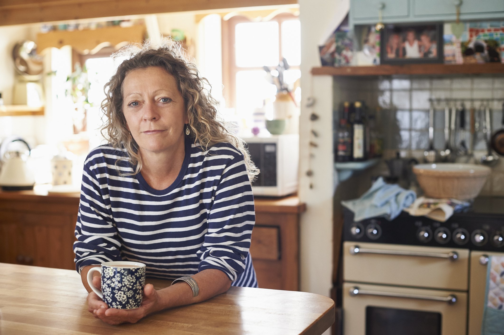 Une femme dans sa cuisine | photo : Getty Images