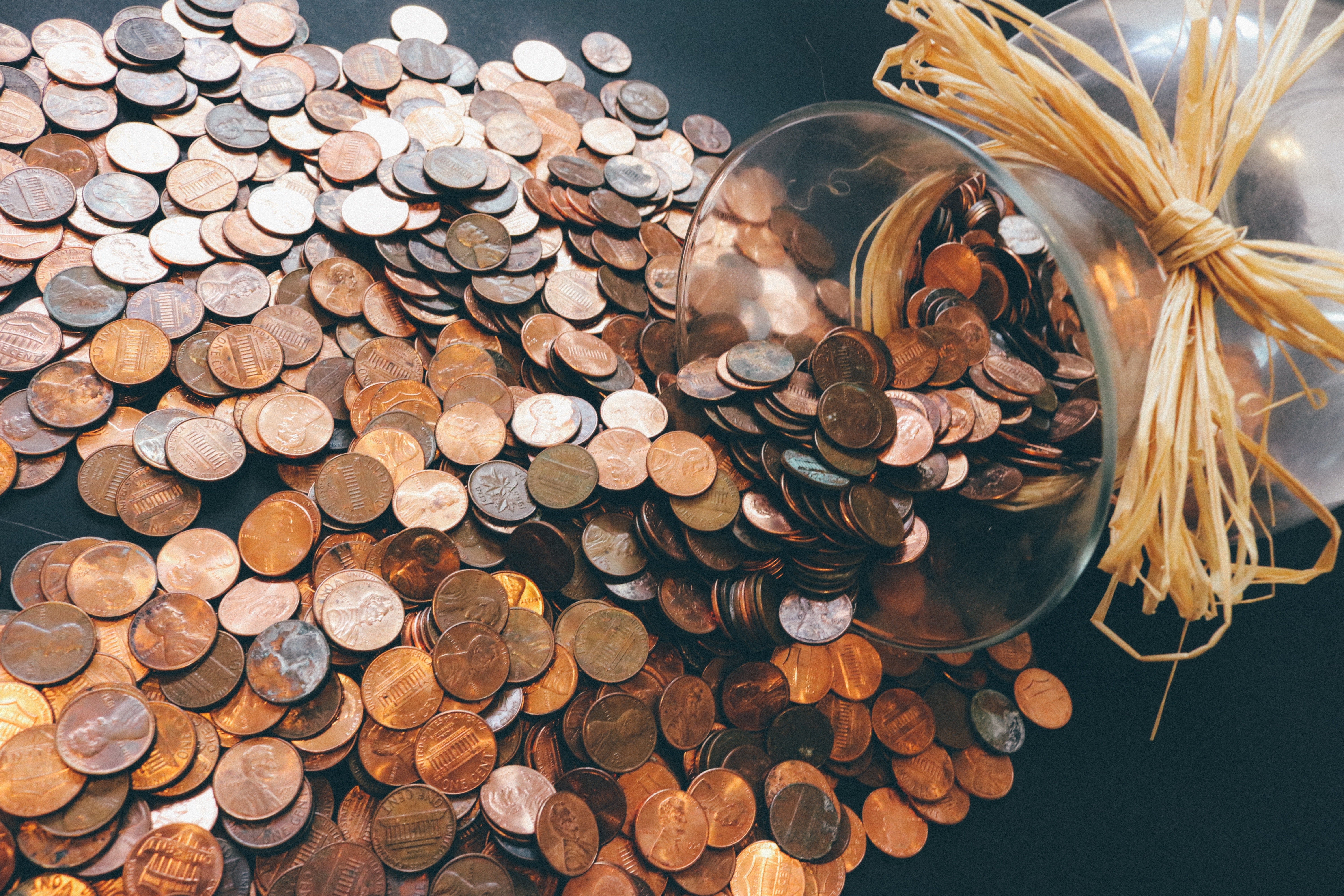 A jar of coins lies on a table | Photo: Pexels/Pixabay 