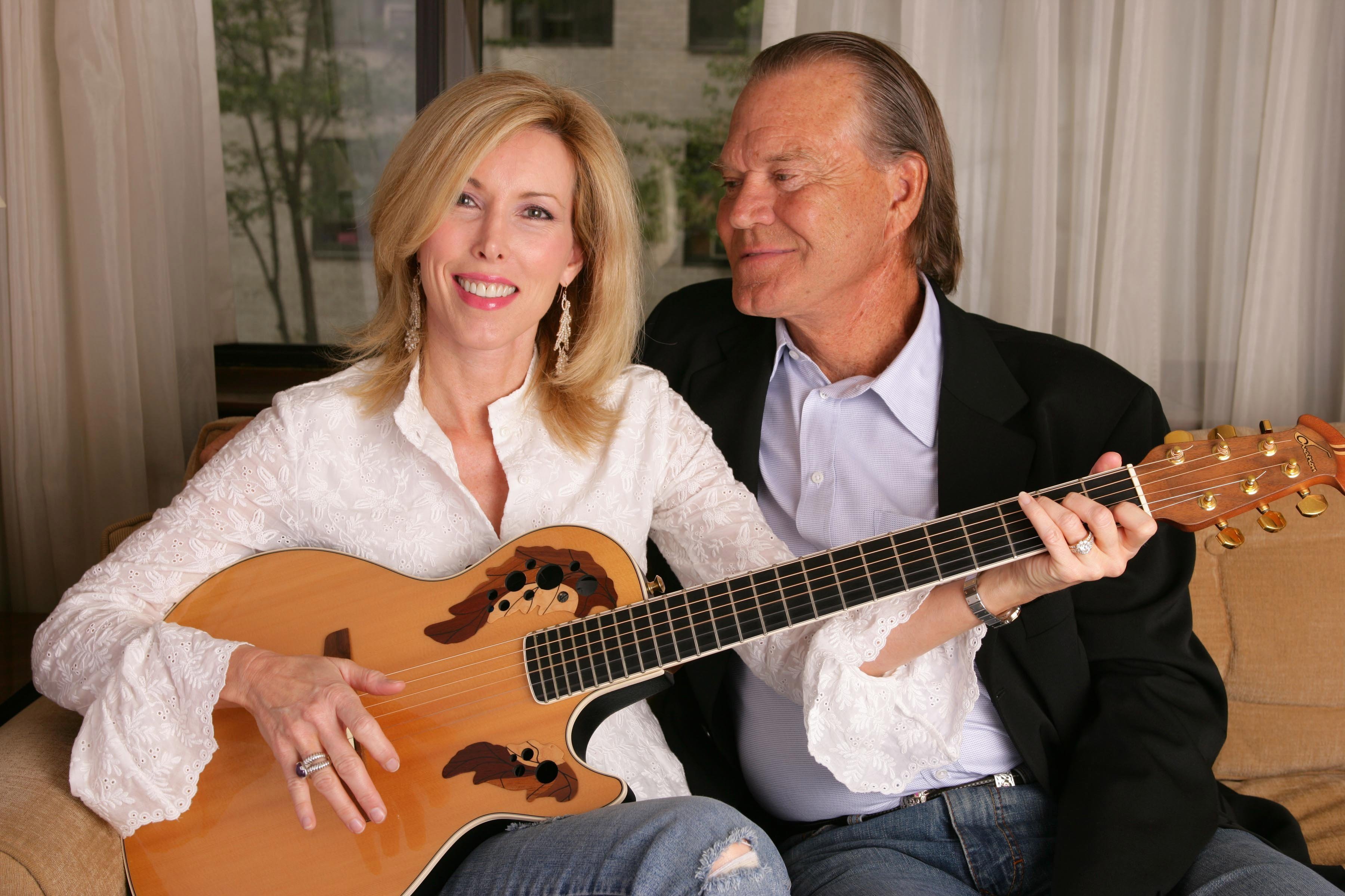 Kim Campbell with husband Glen Campbell during Glen Campbell portrait session at The Regency Hotel in New York, New York | Photo: Getty Images