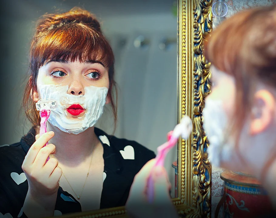 Une femme qui se rase le visage. | Photo : Pixabay