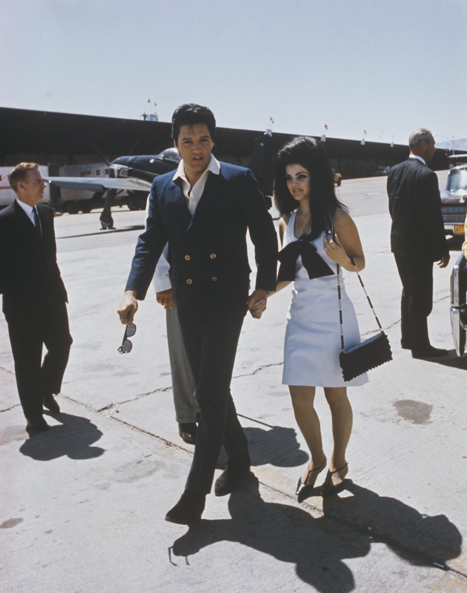 Elvis and Priscilla Presley seen at an airport on May 1, 1967, during their honeymoon journey from Las Vegas, Nevada to Palm Springs, California. | Source: Getty Images
